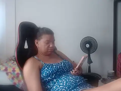 Chat +18 de Adriana_0312 ao vivo