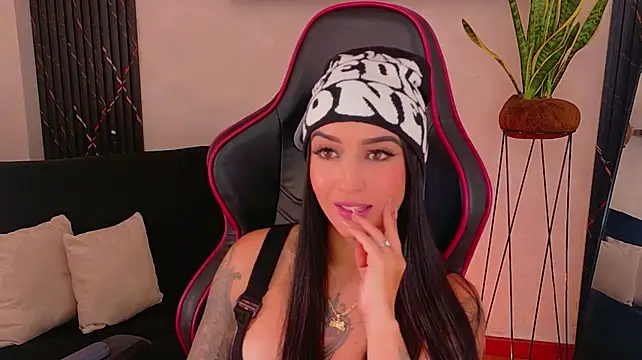 EmmyEvans1's Live XXX Chat