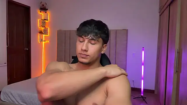 CHRIS_MORGAN1 Adlı Modelin Canlı XXX Sohbeti