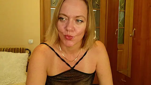 YourQueenX Live XXX-Chat
