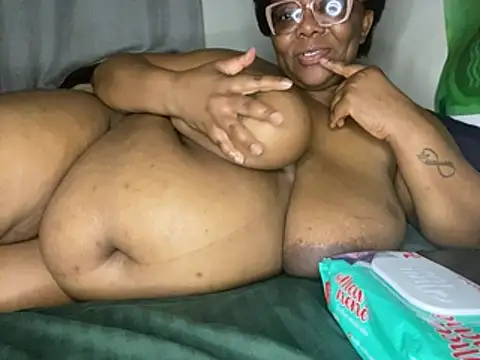 BoobsQueeen Live XXX Chat