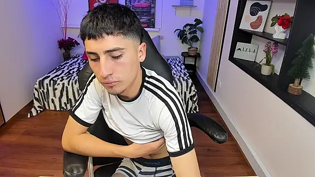 Benji23_n Live XXX chat