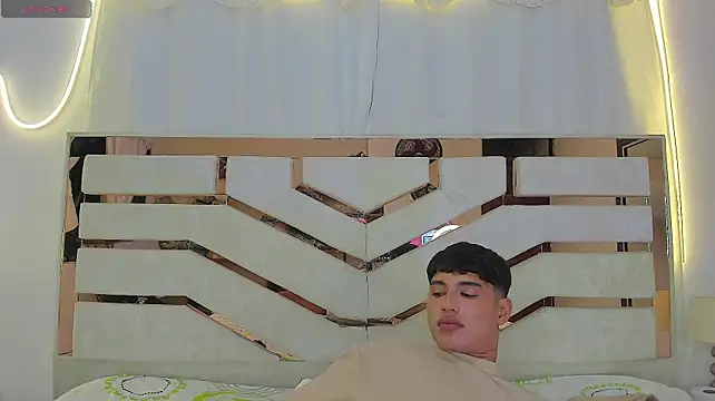 Chat +18 de ADRIAN_LUUST ao vivo