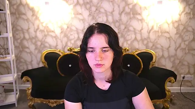 Show modela CassandraGold na web-kameri