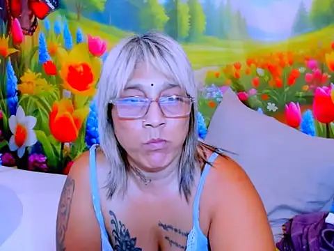 indianroxy Adlı Modelin Canlı XXX Sohbeti