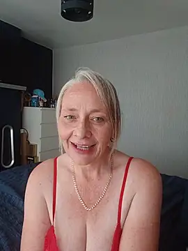 BellaUkCurvy webcam show
