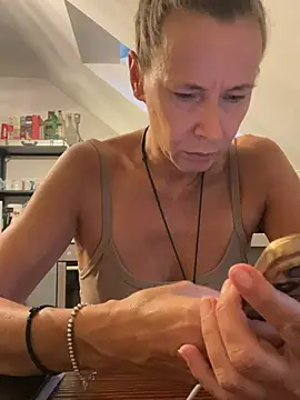 צ'אט XXX בשידור חי של blondi2077