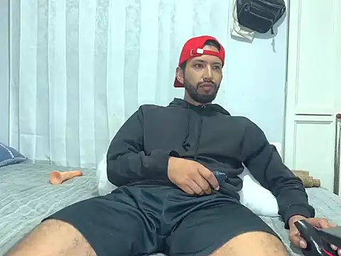 thomass1018 Adlı Modelin Canlı XXX Sohbeti