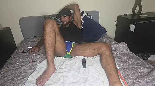 piggylatino: διαδικτυακό σόου στην κάμερα