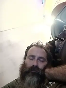 Pertunjukan Kamera Web BeardMadeMeDoIt