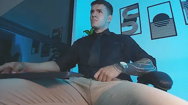 ALPHA_DOMINUS_: διαδικτυακό σόου στην κάμερα
