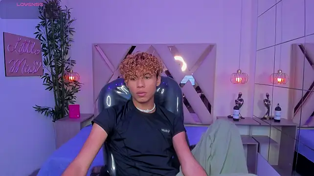 Anyelo_Twink Adlı Modelin Canlı XXX Sohbeti