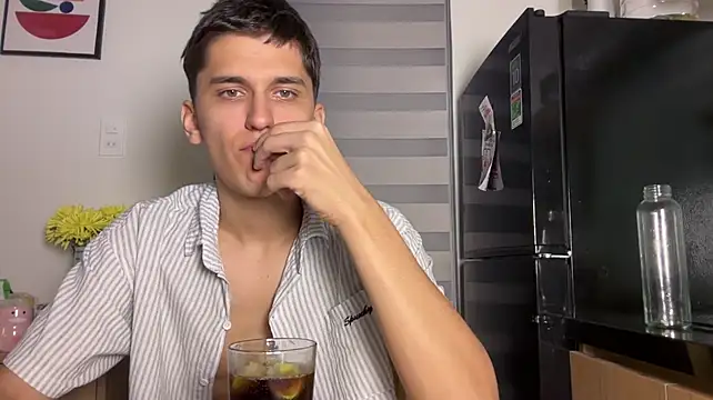 XXX chat uživo modela Adrian_Coles
