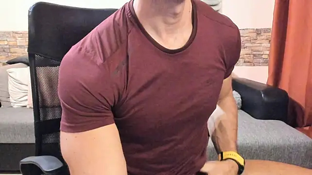 צ'אט XXX בשידור חי של HotHunkTrainer