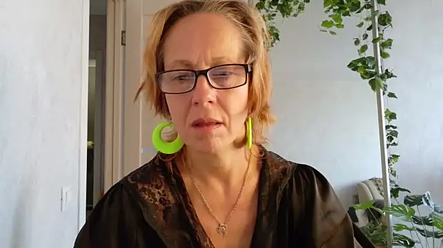LioraWeiss Chat XXX live