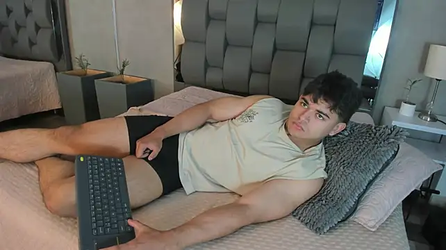 Charlie___Musk Adlı Modelin Canlı XXX Sohbeti