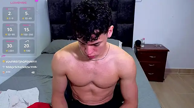 Luke_Muscle: διαδικτυακό σόου στην κάμερα