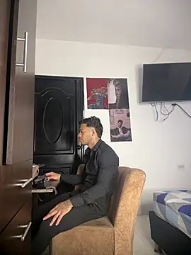 Chat +18 de Enzomoretti__ ao vivo