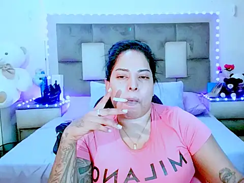 indiantopaz694u Adlı Modelin Canlı XXX Sohbeti