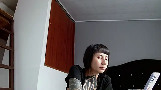 Emilia_1995's Live XXX Chat