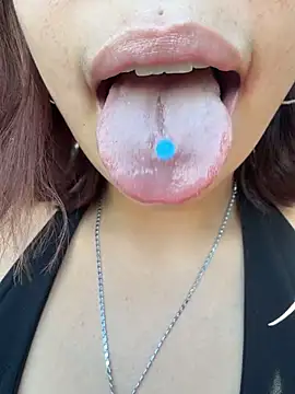 הופעת וובקאם של moan4mona