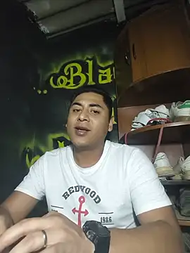 Itzdarkhz Webcam Show