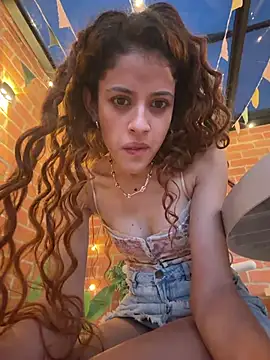 alana15 Adlı Modelin Canlı XXX Sohbeti