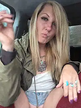 SheIsSomething Show in webcam