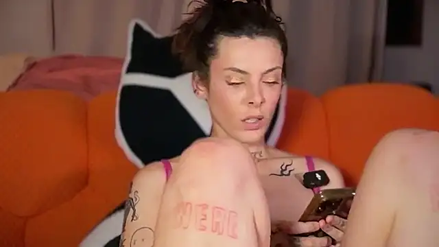 GennaJames Chat XXX in diretta