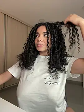Curlyierr XXX чат на живо