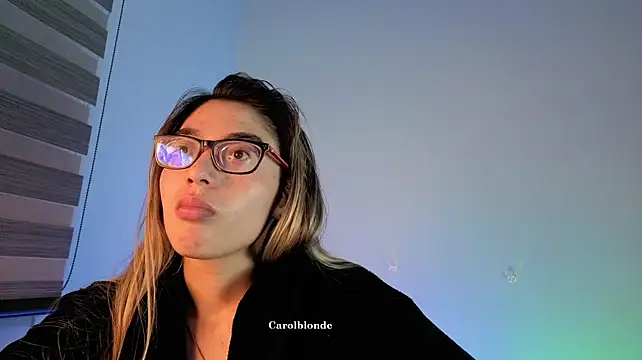 Carolblonde: онлайн-секс-чат