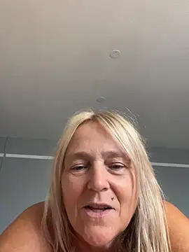 Blondnboujee53 网络视讯表演