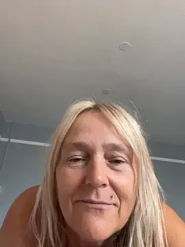 Blondnboujee53 网络视讯表演