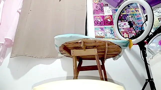 Chat +18 de PetiteIvoryQueen19 ao vivo