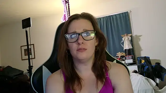 BrokenWithoutCare Show in webcam