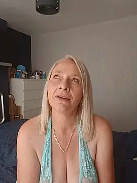 BellaUkCurvy's Webcam Show