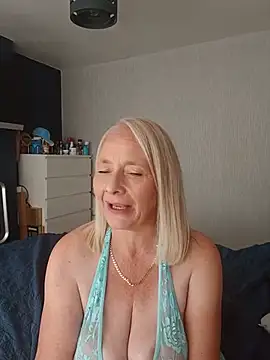 BellaUkCurvy's Webcam Show