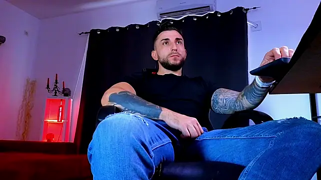 MightyAaron66's Live XXX Chat