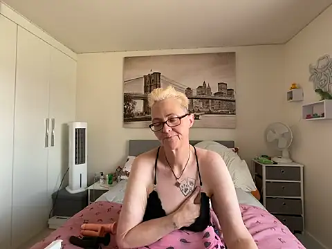 Curvy-Jinx Chat XXX live