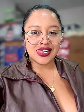 Chat +18 de Mia_Risky-1 ao vivo