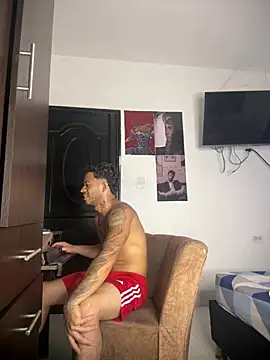 Show modela Enzomoretti__ na web-kameri