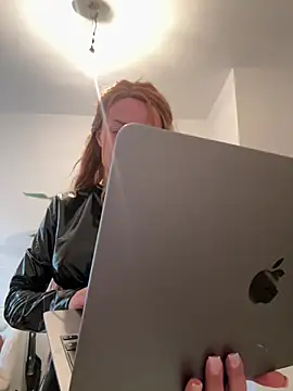 XXX chat uživo modela SkinnyLilly