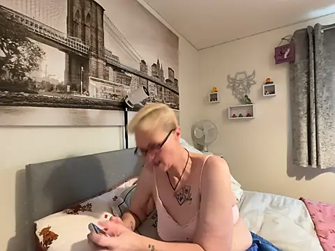 Curvy-Jinx Live XXX-chat