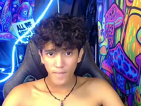 แชท XXX สดของ hugekenbigcock