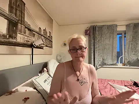 Curvy-Jinx Live XXX Chat