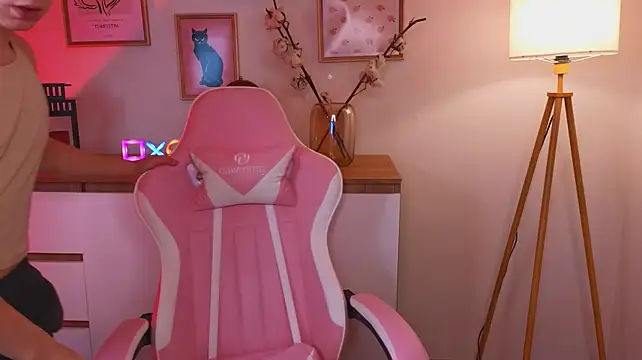 e1v1s Adlı Modelin Canlı XXX Sohbeti