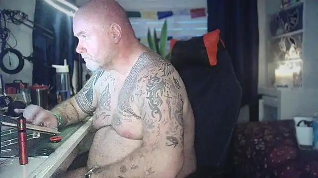 Chatroom XXX en direct de Tattooed_Dilf_01