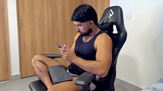 Show modela ethaanjones na web-kameri