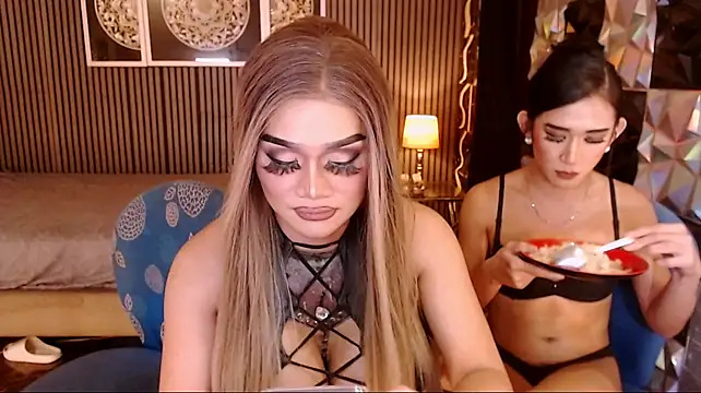Chat +18 de PrettyHorseCockTrans ao vivo