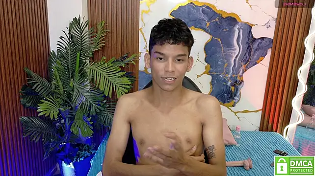 ANGELIC_TAY: διαδικτυακό σόου στην κάμερα